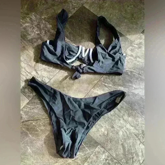 💜 Brand New Black & White Bikini Swimsuit Size 8 Has Underwire - Picture 2 of 3